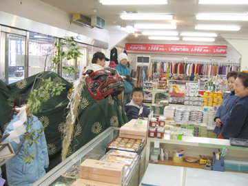 店内での獅子舞